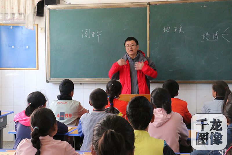 8月11日，千龍網記者跟隨全國網絡媒體西藏行團隊來到日喀則市上海實驗學校。圖為一位上海援藏教師正在上地理課。千龍網記者 馬文娟攝