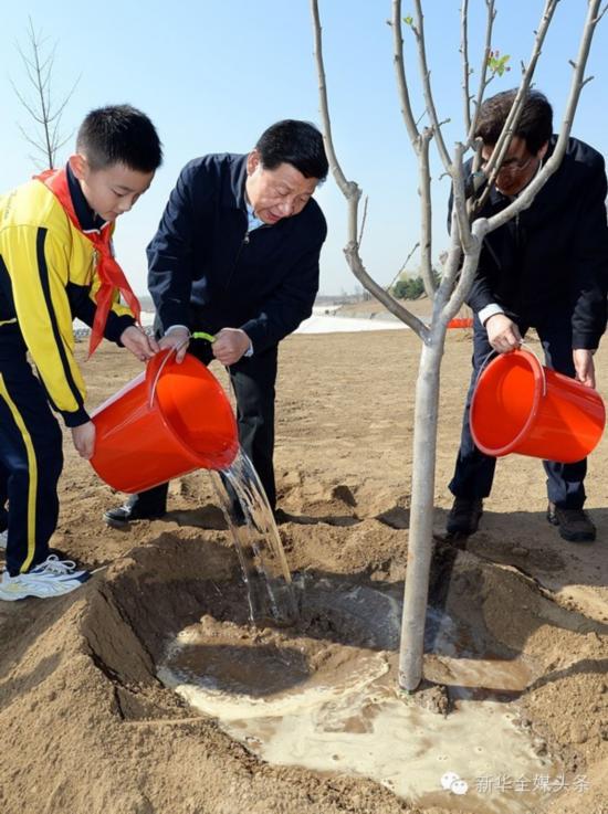 2014年4月4日，習(xí)近平在北京團(tuán)城湖植樹。新華社記者 李濤攝
