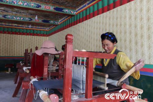 藏族婦女在合作社生產(chǎn)卡墊