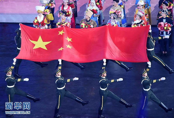  8月27日，旗手護送中華人民共和國國旗入場。當日，中華人民共和國第十三屆運動會開幕式在天津舉行。 新華社記者楊宗友攝