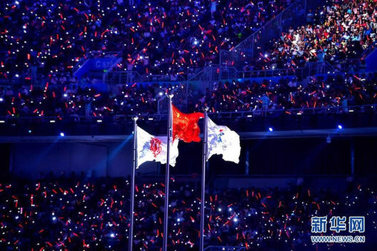  8月27日，第十三屆全國運動會開幕式在天津奧林匹克中心體育場舉行。這是中華人民共和國運動會會旗（左）與第十三屆全國運動會會旗在開幕式上升起。 新華社記者朱崢攝