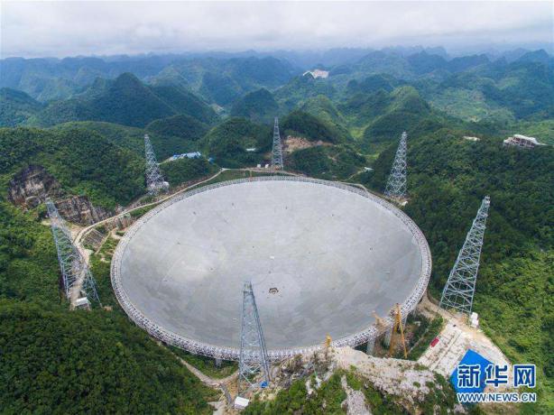 被譽為“中國天眼”的５００米口徑球面射電望遠鏡，是具有我國自主知識產權、最靈敏的射電望遠鏡。它的落成啟用，對我國在科學前沿實現重大原創突破、加快創新驅動發展具有重要意義。（圖片來源：新華網）
