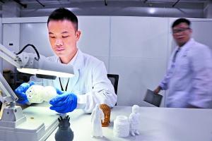7名90后海歸小伙廣州創(chuàng)業(yè)3D打印耳機月產(chǎn)6萬對