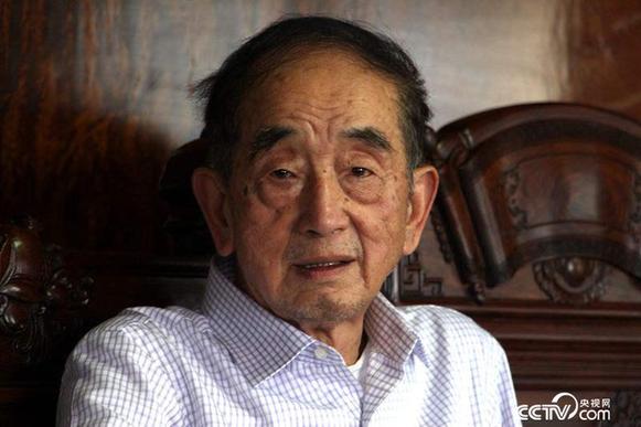 中國工藝美術大師、高級工藝美術師、當代知名雕塑藝術家邱雙炯 王甲鑄 攝