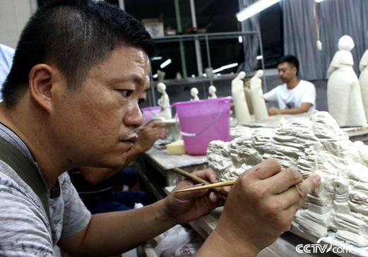 參加德化瓷研培計劃的一名學員 （王甲鑄 攝）