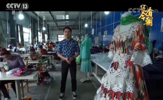 英吉沙縣烏恰鄉的一家農民縫紉刺繡合作社