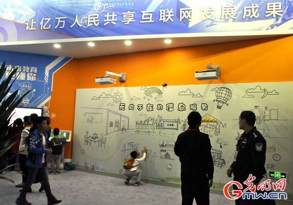 【砥礪奮進的五年 大型成就展】短視頻丨冰箱下單手機辦公 體驗“云端”上的智慧生活