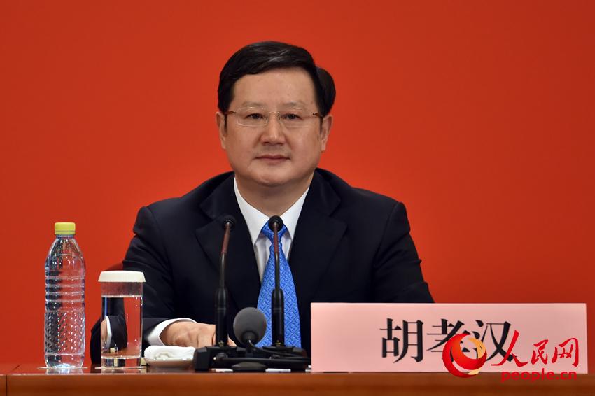 十九大新聞發布會主持人胡孝漢（人民網記者 翁奇羽攝）