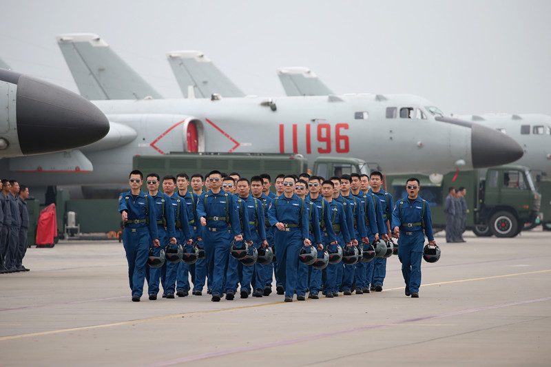 轟-6K機(jī)群整齊列隊(duì),飛行人員整裝待發(fā)