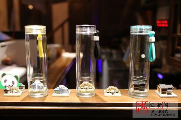 烏鎮景區一家飲品店設計的第四屆世界互聯網大會帶有烏鎮特色建筑的紀念款茶杯。
