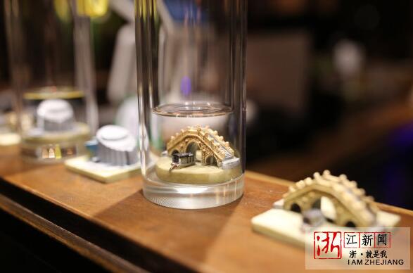 烏鎮景區一家飲品店設計的第四屆世界互聯網大會帶有烏鎮特色建筑的紀念款茶杯。