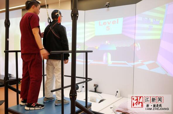 浙江雅達國際康復醫院,患者進行VR康復。
