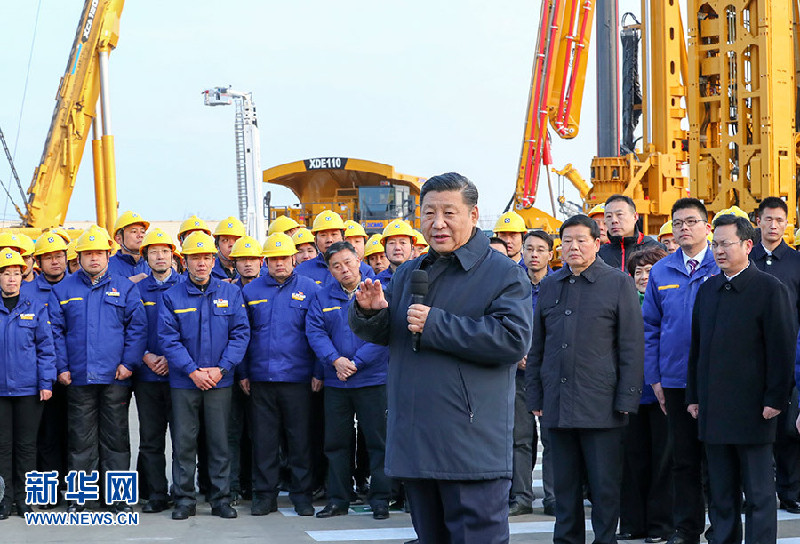 2017年12月12日至13日，中共中央總書記、國家主席、中央軍委主席習近平在江蘇徐州市考察。這是12日下午，習近平在徐工集團重型機械有限公司親切看望勞動模范、技術能手等職工代表，鼓勵他們在為實現中國夢的奮斗中爭取人人出彩。新華社記者 謝環馳 攝