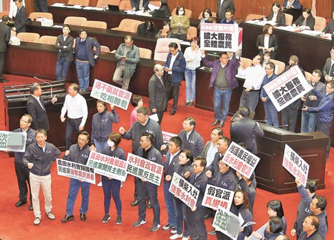 綠營強(qiáng)勢通過農(nóng)田水利會改官派草案 藍(lán)營怒轟