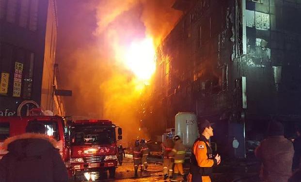 （國際）（1）韓國堤川市一運動中心發生火災 已造成16人死亡