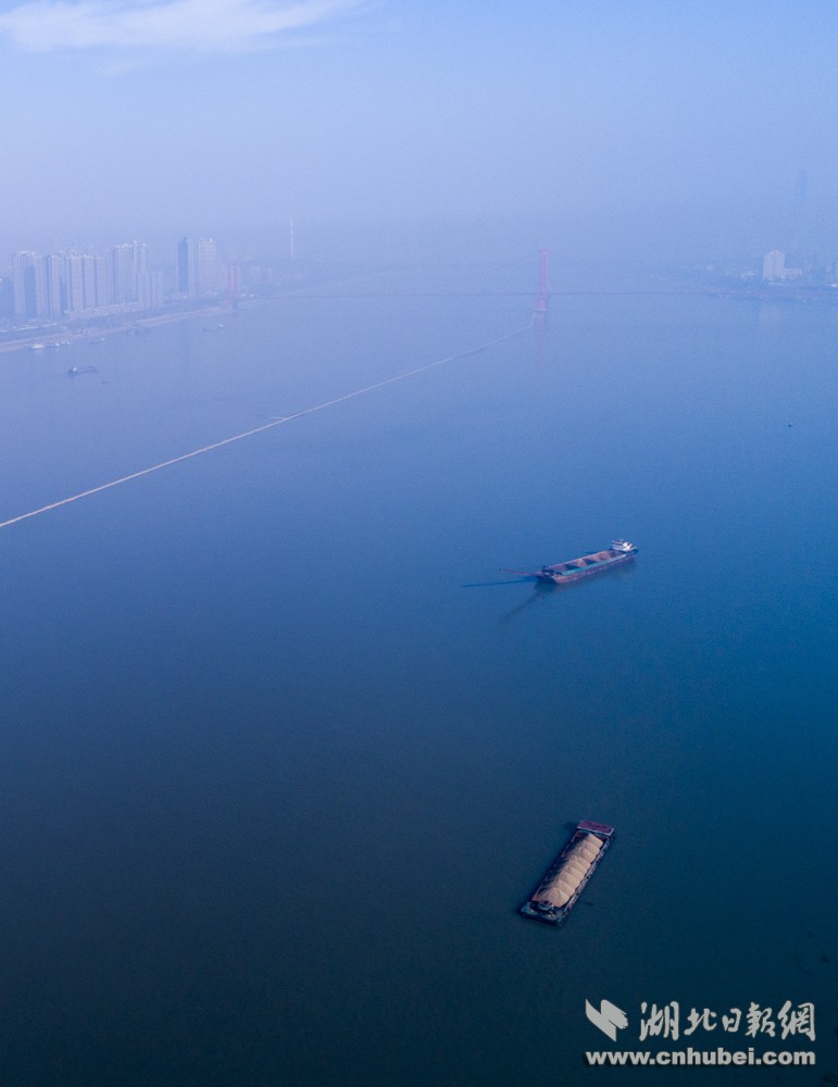 如果不采取固定措施，沙灘就會在江水的沖刷下游移，從而堵塞航道，影響通行。當長江處于豐水期時，整治建筑物淹沒在水下，肉眼看不見。眼下進入枯水期，水位下降后，便露出了水面。沙灘兩邊都設有航標，引導船只正常通行。
