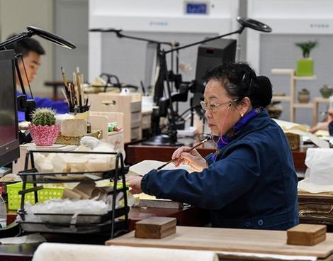 （圖片故事）（1）70歲的袁東玨：給百余部古籍帶來“新生”