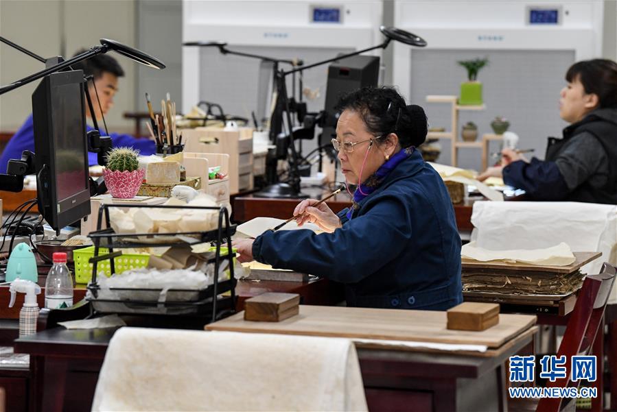 （圖片故事）（1）70歲的袁東玨：給百余部古籍帶來“新生”