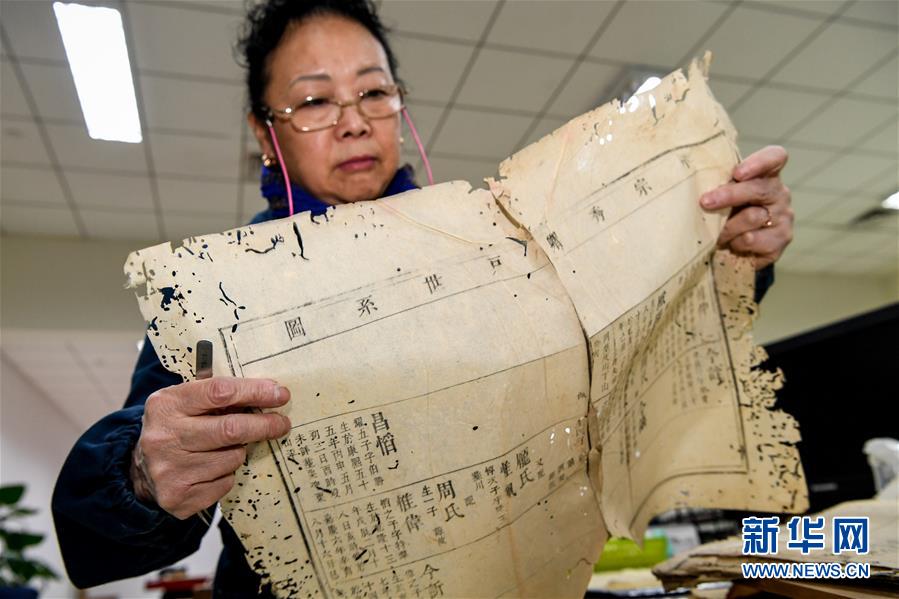 (圖片故事)(2)70歲的袁東玨:給百余部古籍帶來“新生”