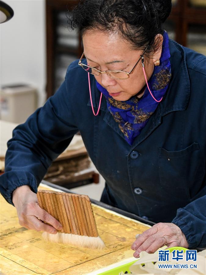 (圖片故事)(3)70歲的袁東玨:給百余部古籍帶來“新生”