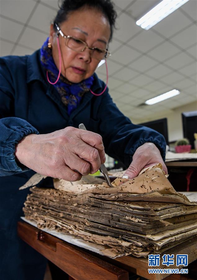 (圖片故事)(4)70歲的袁東玨:給百余部古籍帶來“新生”