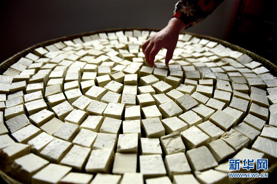 #（社會(huì)）（1）湖北恩施：“霉豆腐”是這樣“煉”成的