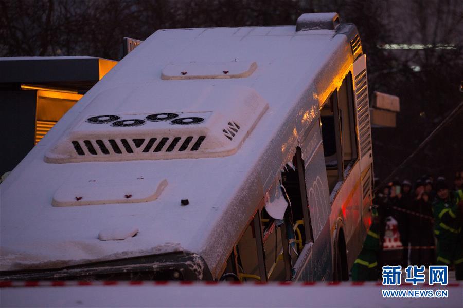 （國際）（2）莫斯科一公交車沖入地下通道致5人死亡