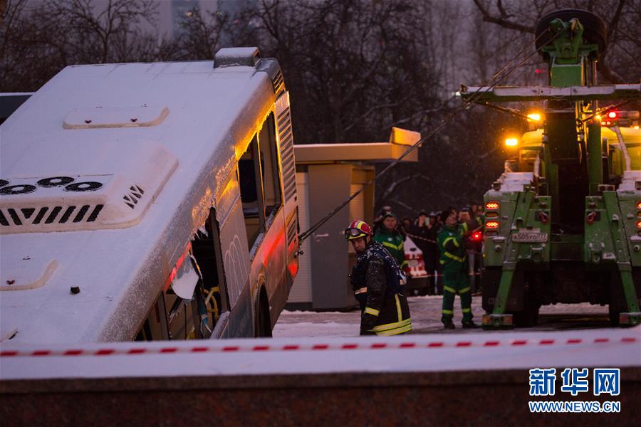 （國際）（3）莫斯科一公交車沖入地下通道致5人死亡