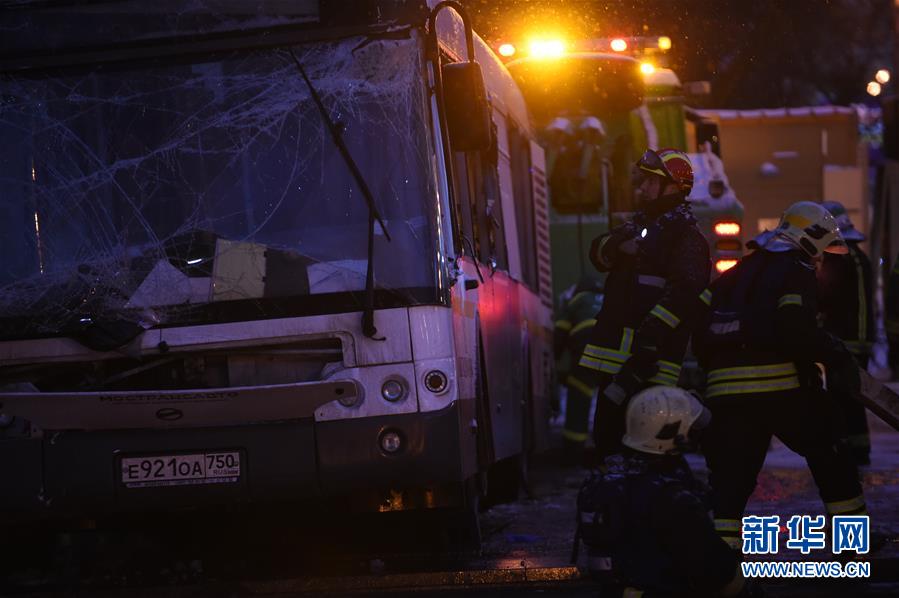 （國際）（8）莫斯科一公交車沖入地下通道致5人死亡