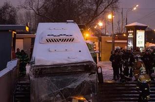 （國際）（1）莫斯科一公交車沖入地下通道致5人死亡