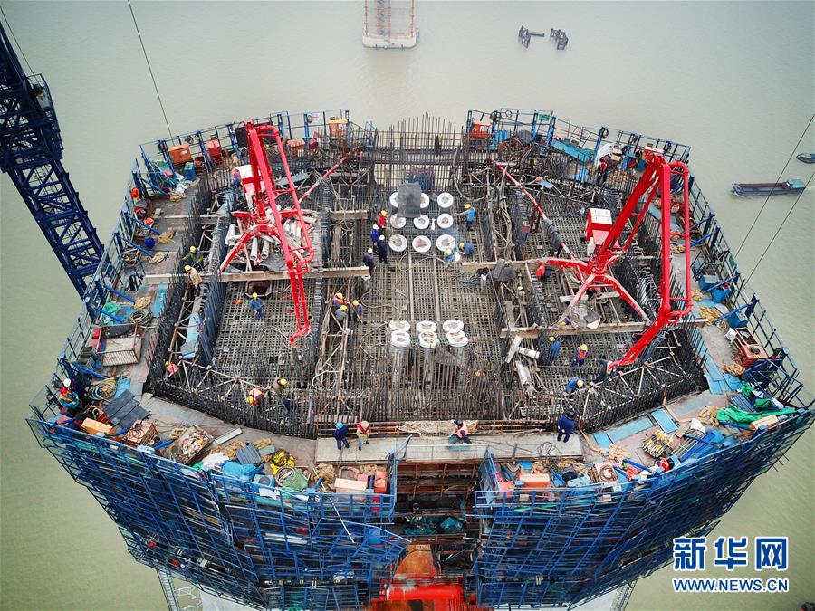 #（經濟）（1）世界最大跨度公鐵兩用斜拉橋滬通長江大橋主墩中塔柱合龍