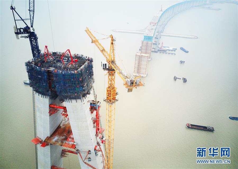 #（經濟）（2）世界最大跨度公鐵兩用斜拉橋滬通長江大橋主墩中塔柱合龍