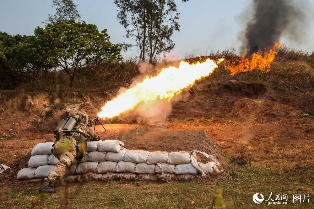 12月27日,噴火兵進行仰角射擊精確打擊“敵”碉堡