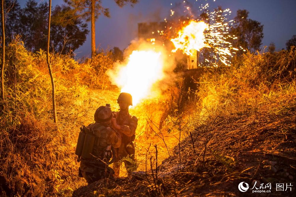 12月20日,噴火兵在利用協同噴火精確打擊“敵”坑道內目標