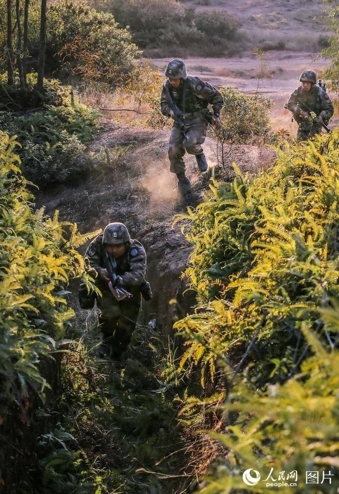 12月20日,噴火兵在步兵掩護下迅速潛入塹壕清除殘存“敵軍”