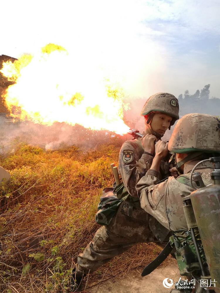 噴火兵利用協同噴火精確打擊“敵”目標。蘇祥定攝