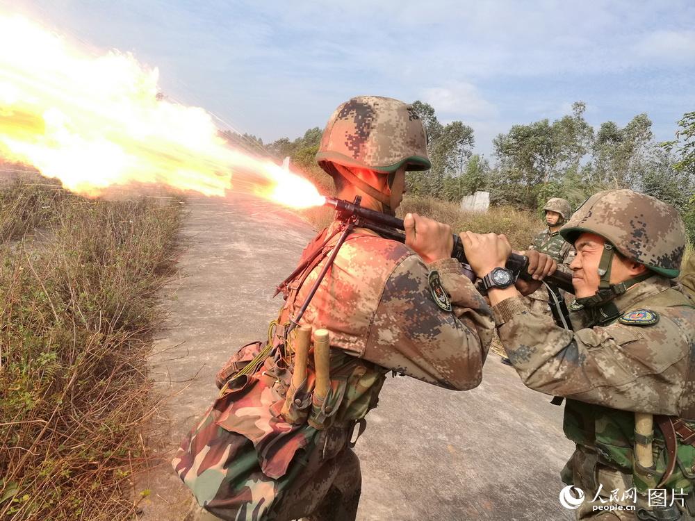 噴火兵利用協同噴火精確打擊“敵”目標。蘇祥定攝