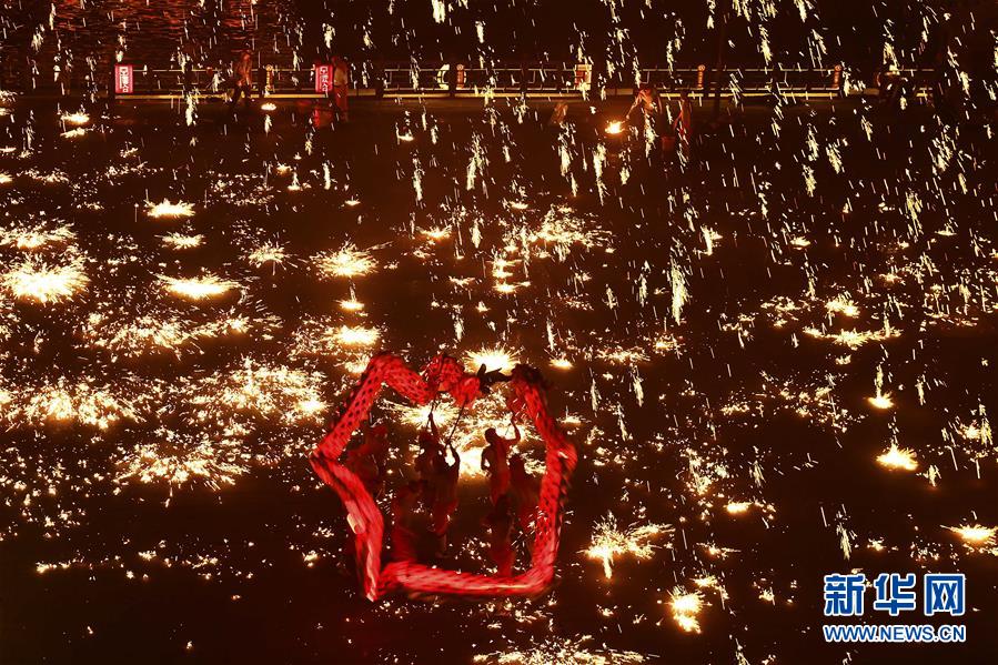 (社會)(4)山東臺兒莊:“火龍鋼花”迎新年