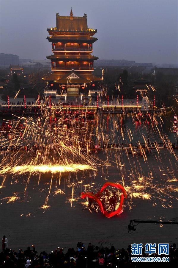 (社會)(6)山東臺兒莊:“火龍鋼花”迎新年
