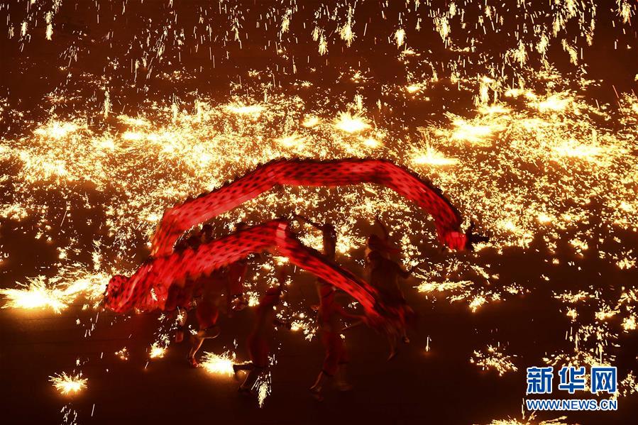 (社會)(5)山東臺兒莊:“火龍鋼花”迎新年