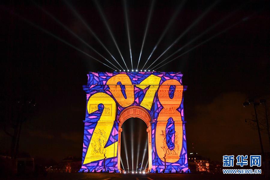 (國際)(2)巴黎凱旋門“換裝”迎新年