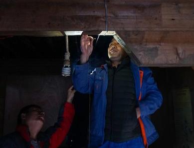 （圖文互動）（1）只有9戶人家的西藏玉麥鄉電力線路全線貫通