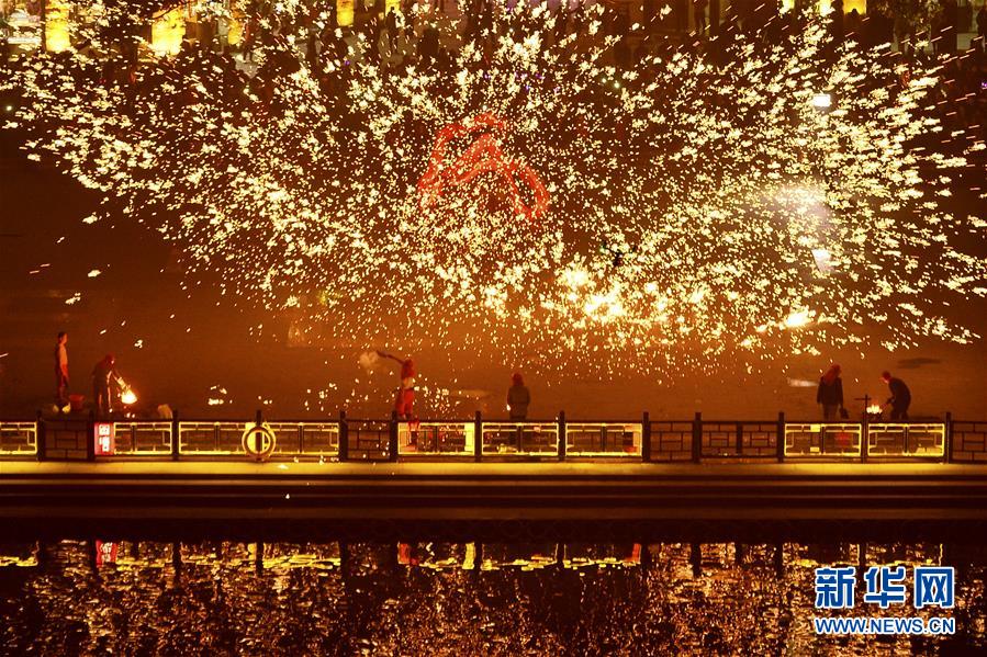(社會)(1)山東臺兒莊:“火龍鋼花”迎新年