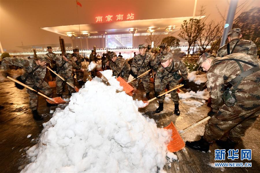 （圖文互動）解放軍出動官兵萬余人次馳援蘇皖掃雪除冰