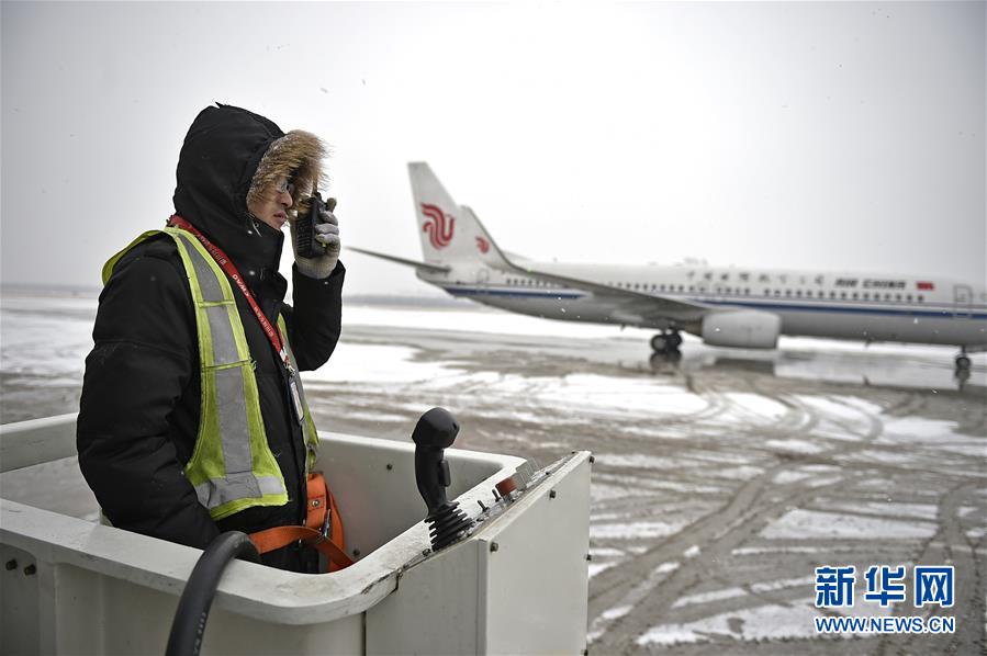 （社會）（1）冰雪中的飛機除冰師
