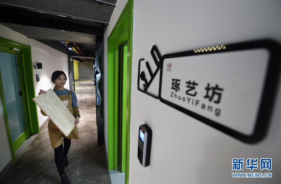 （圖片故事）（13）女孩創業當“木匠”