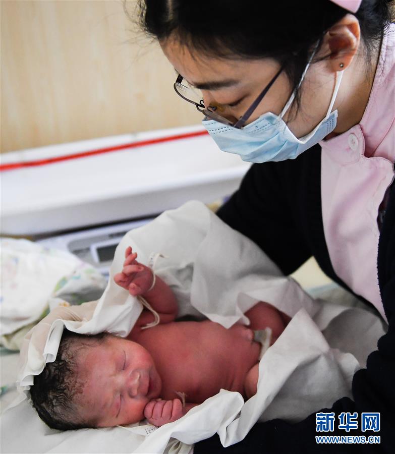 （圖文互動）（1）我國干細(xì)胞治療卵巢早衰臨床研究首個健康寶寶誕生