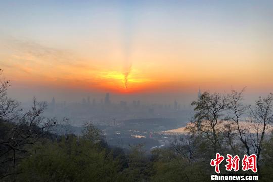 “灰霾”突襲長三角多地南京上空現“紅與灰”碰撞奇觀
