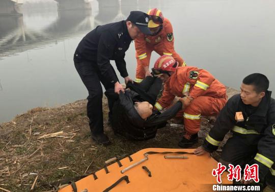 湖北一老人落水漂浮生死未知警民聯手成功施救