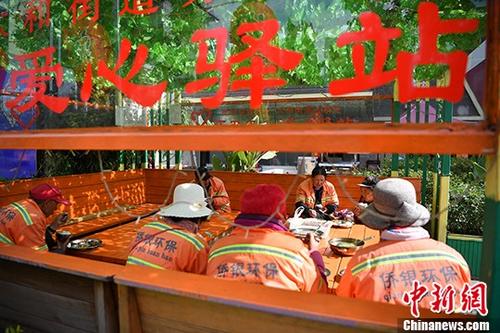 昆明餐館老板建愛心驛站為環(huán)衛(wèi)工提供免費(fèi)午餐